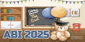 Abibanner selbst gestalten 2025 mit Schulmotiv, Tafelaufschrift „The End“, Ballons und einem Teddybär im Doktorhut – personalisiert für Sophia.