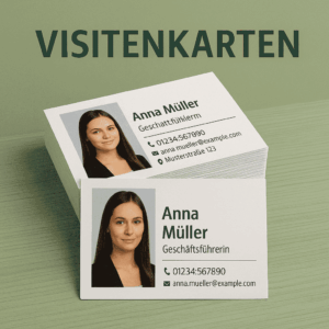 Visitenkarten im Querformat mit Beispielmotiv – personalisiert mit Foto, Name, Berufsbezeichnung und Kontaktdaten, platziert auf einem grünlichen Untergrund mit der Aufschrift VISITENKARTEN im oberen Bereich